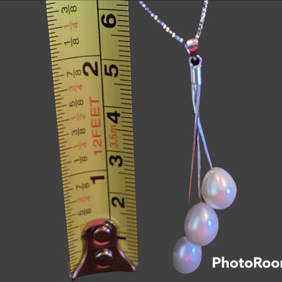 Triple freshwater white pearl necklace NWOT - Picture 2 of 3